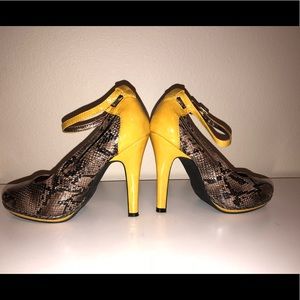 ✨mark. EUC Snakeskin/Mustard Heels!